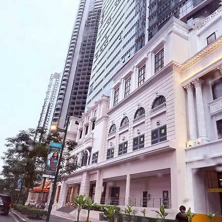 3 Bedroom Executive Suite Room With Excellent View Of The City Skyline